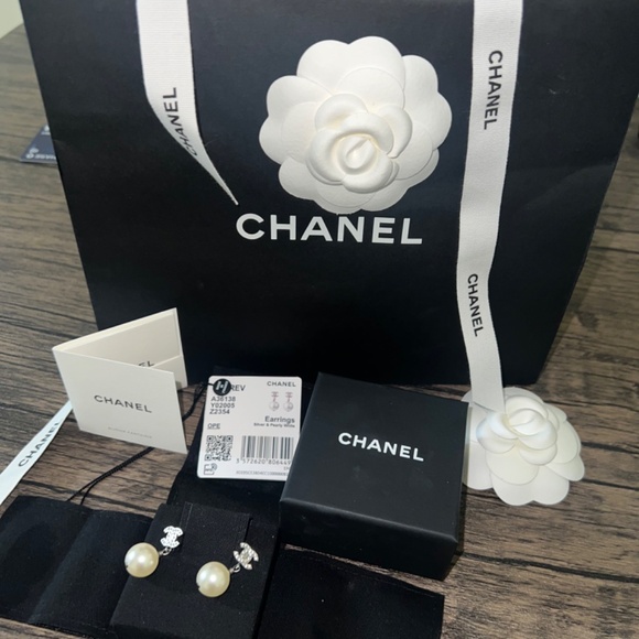 Authentic Chanel pearl CC earrings - Picture 6 of 6
